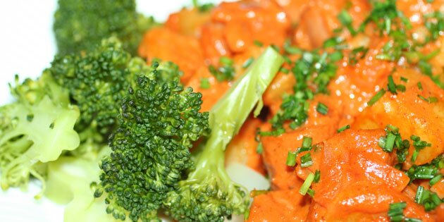 Her er retten serveret med dampet broccoli som tilbehør.