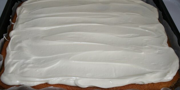 Her er ostecremen lige smurt på kagen.