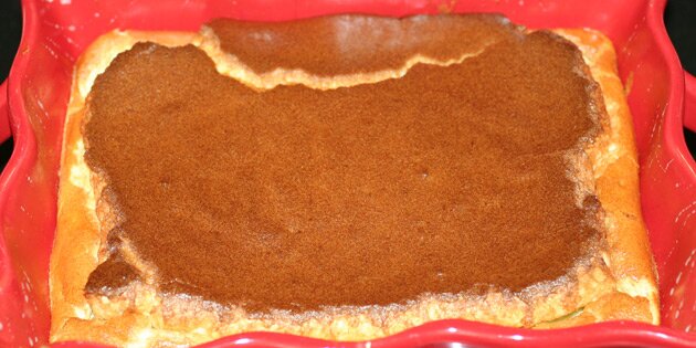 Selvom den falder lidt sammen når den kommer ud af ovnen, er den stadig dejlig luftig.