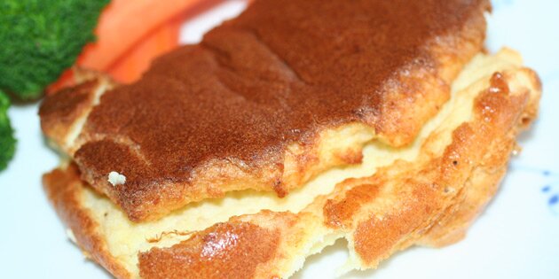 Her er ostesouffléen serveret med dampede gulerødder og broccoli.