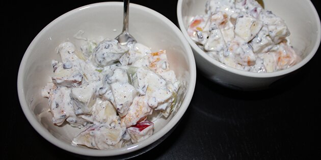 Frugtsalat serveret i små skåle.