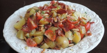 Kartoffelsalaten med pinjekerner og karse