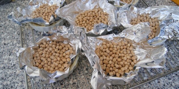 Brug tørrede kikærter eller bønner til at forbage tærtebunden med