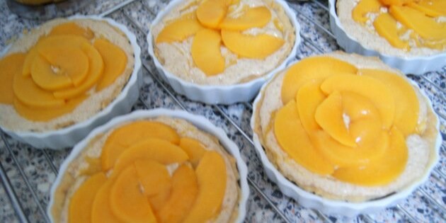 Pynt ferskentærterne smukt med skiver af fersken