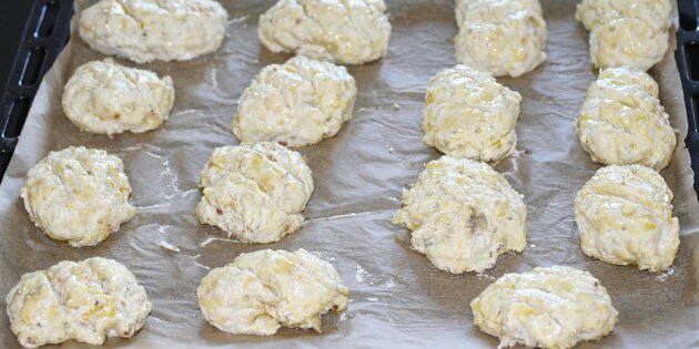 Bollerne er formet og penslet.