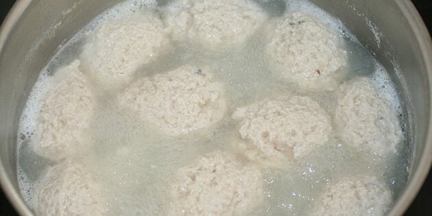 Bollerne bliver kogt i vand.