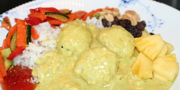 Her er retten serveret med en masse forskelligt tilbehør.