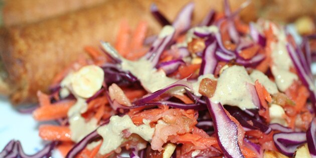 Her er rødkålsråkosten serveret til færdigkøbte forårsruller - det er nem aftensmad.