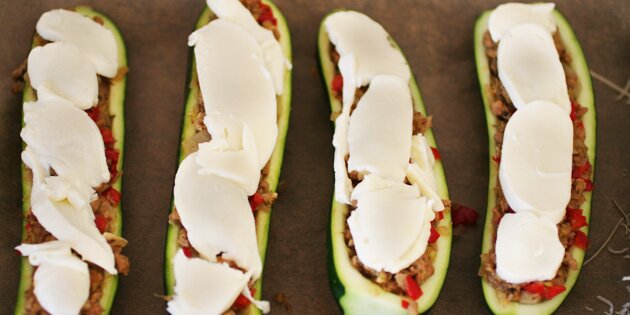 Her med mozzarella på toppen.