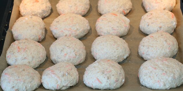 Bollerne er klar til at komme i ovnen.