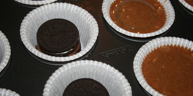 Kom to Oreos med Nutella imellem i hver muffinform.