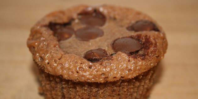 Den færdigbagte muffin med chokoladeknapper på toppen.