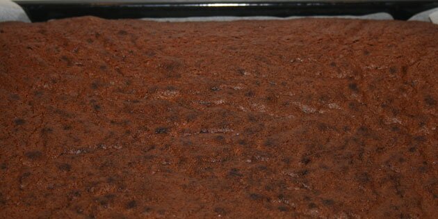 Den bagte chokoladekage med banan klar til vaniljecremen