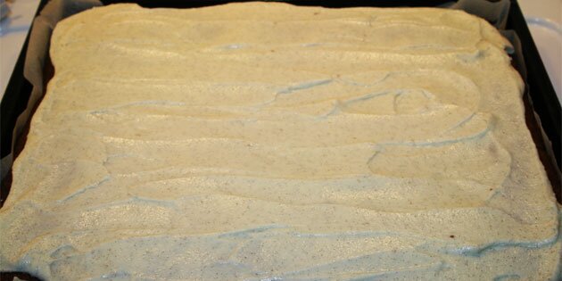 Lækker vaniljecreme slænger sig kagens overflade