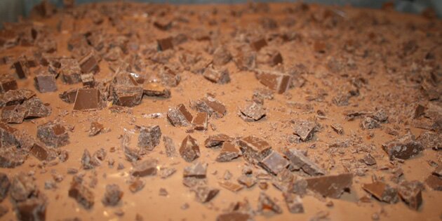 Den færdigpyntede chokoladekage med appelsinsaft