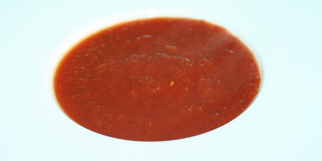 Hurtig suppe med blendede flåede tomater.