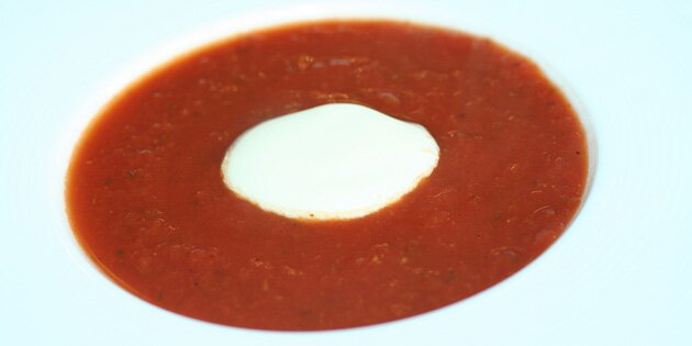 Her er tomatsuppen serveret med en klat creme fraiche.