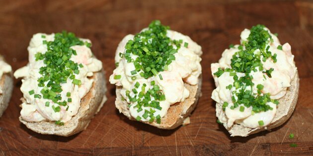 Tre bruschettas ved siden af hinanden.