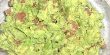 Guacamole kan f.eks. serveres til mexicanske pandekager eller andre mexicanske retter.