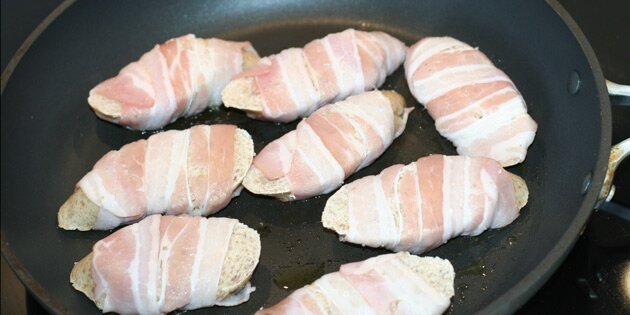 Bacon vikles og de steges på panden.