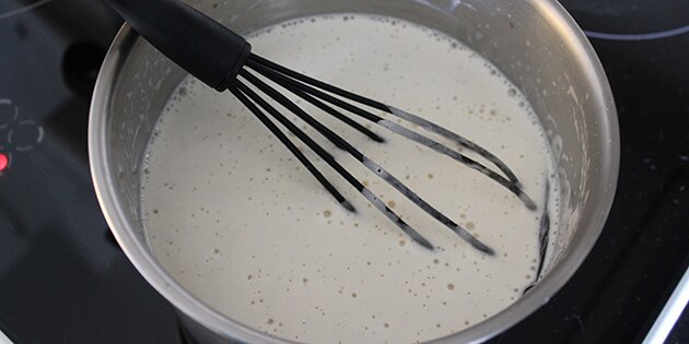 Den færdige blanding varmes for sidste gang, inden den skal køles af.