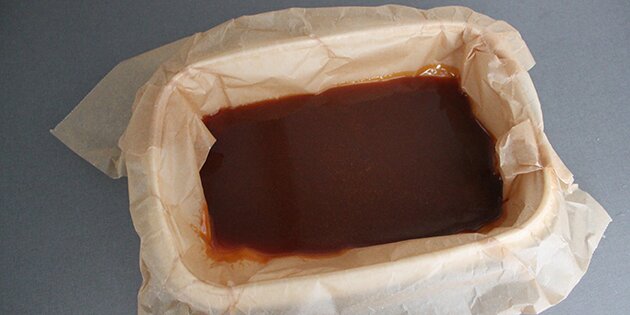 Flydende karamel inden frysning.
