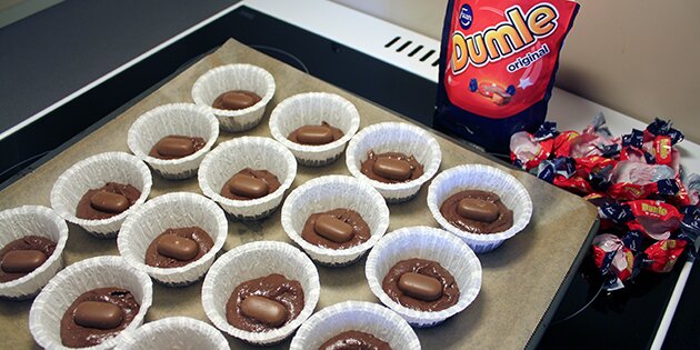 En Dumle placeres i hver form.