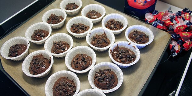 Resten af kagedejen hældes over.