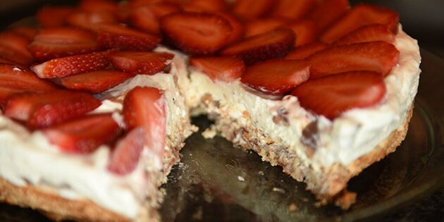 Islagkagen med mandelmarengs og is.