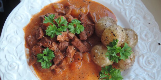 Porc au vin serveret med ny kartofler