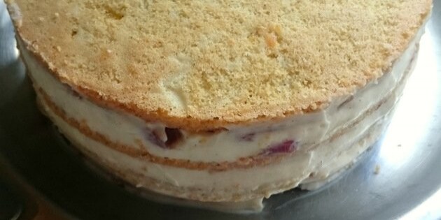 Lagt sammen med rabarberkompot, makroner og vaniljecreme og klar til at blive pyntet