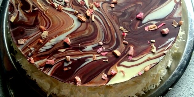 Flot ser lagkagen ud med marmoreret chokolade på toppen