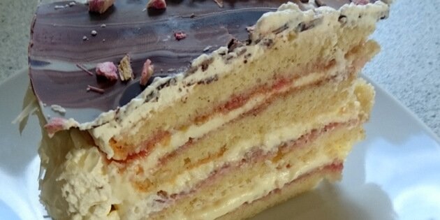 Rabarberlagkagen har et flot snit og smager forrygende