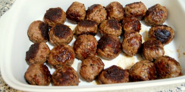 Kødbollerne lægges i fadet, når de er brunet af på panden.