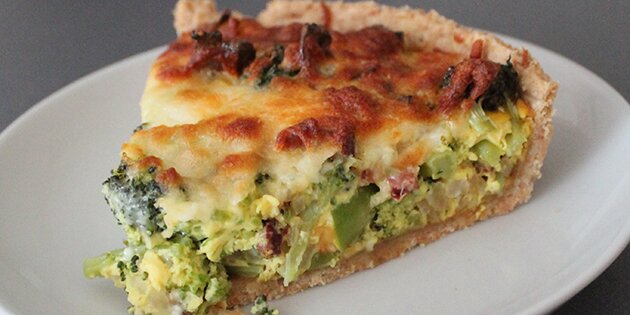 Et lækkert stykke tærte klar til servering.