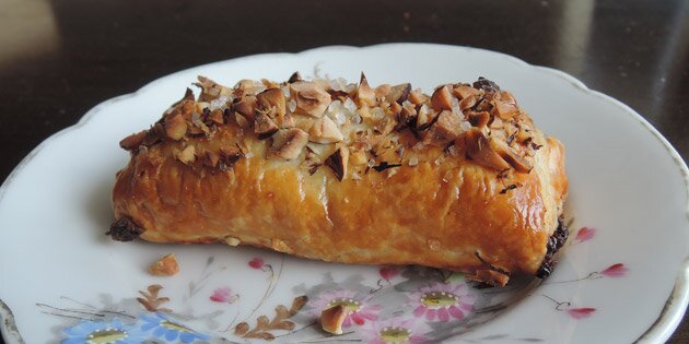 En lun croissant med chokolade