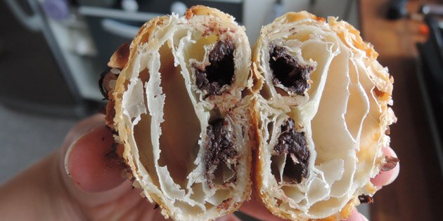 Et tværsnit af de nemme chokoladecroissanter