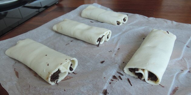 Croissanterne er klar til at blive penslet og pyntet