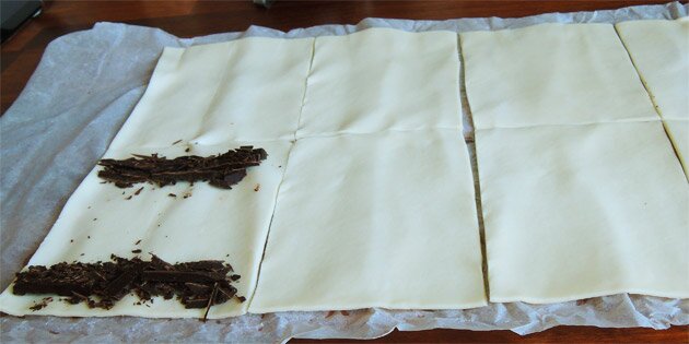 Chokoladen placeres på butterdejen