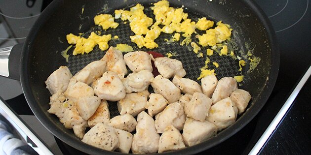 Ægget steges ved siden af kyllingen på panden.