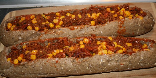 Fyld af bl.a. oksekød, bacon og majs er fordelt i to flütes.