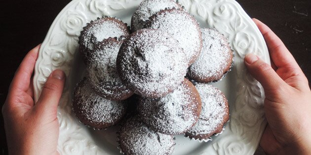 Et helt fad med nybagte chokolademuffins med Nutella