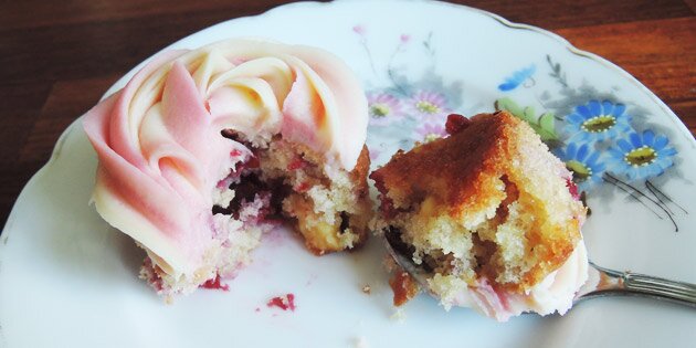 Inden i en cupcake med hindbær og hvid chokolade