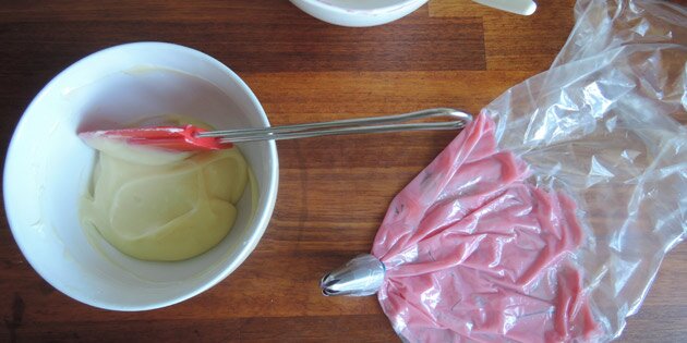Fordel den lyserøde chokoladecreme i posen først