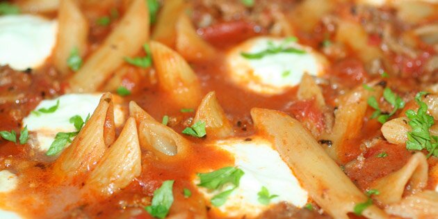 Cremet italiensk mozzarella eller ricotta på toppen.