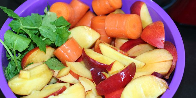 Nektariner, gulerødder og mynte klar til at blive presset.