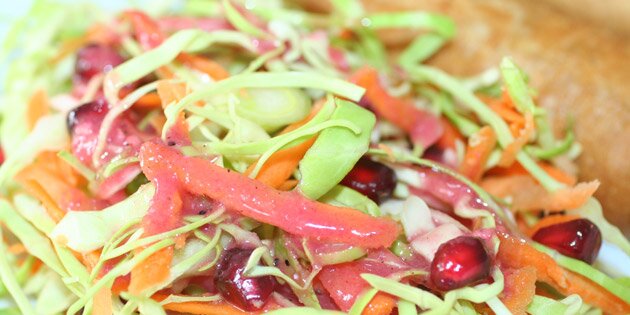 Og her er der kommet dressing med granatæble på.