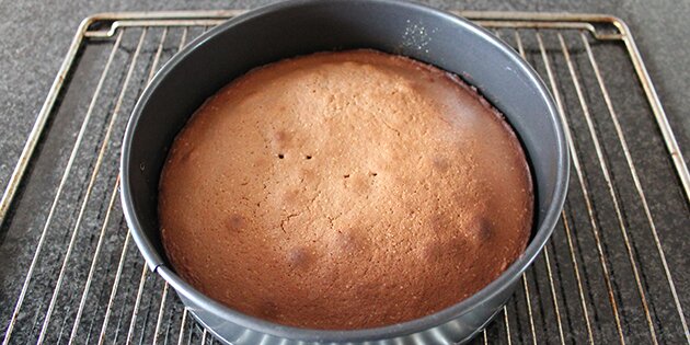 Her er chokoladekagen taget ud af ovnen og skal nu køle af.