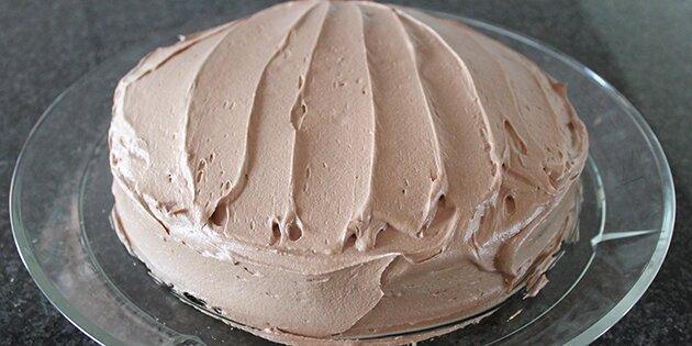 Kagen dækket i det sidste creme.