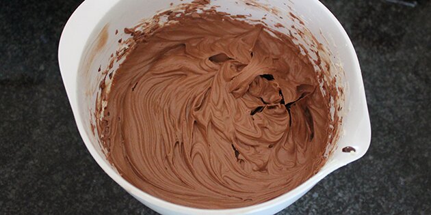 Chokoladesmørcremen er pisket luftig.